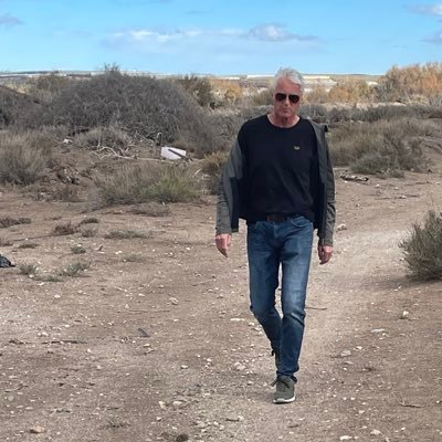 “just following orders” is an unacceptable excuse #GeldbezitMensen. Als er één over de dam is...ben ik dat. Cum laude in iets. Born in Australia. RT is leestip.