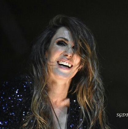 He visto a la luna llorar, y tú, impredecible como es el viento, inalcanzable desde hace tiempo, me siento... ¡ENCADENADA A TI, @_MaluOficial_ ! ❤️❤️❤️❤️