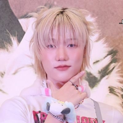 lvlyztheo's profile picture. she/her🗣