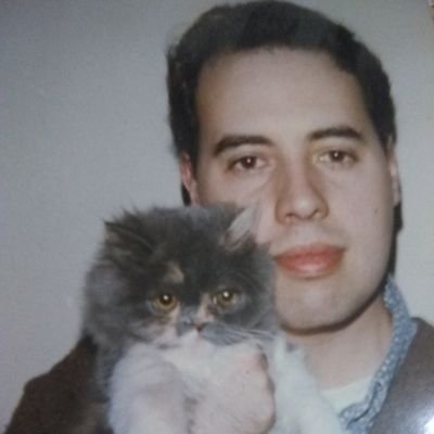 Soy católico Apostólico Romano y practicante, mi ideología es capitalista y comunista a la vez, pero soy apolitico en cuanto a los partidos políticos.