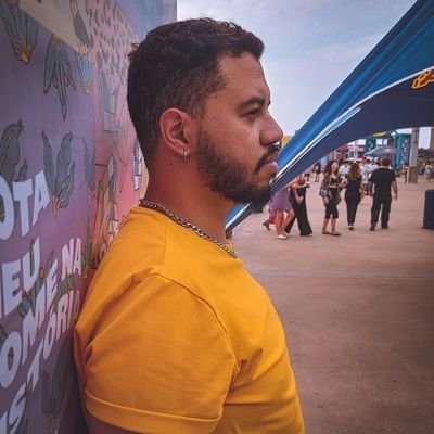 1/3 alcoólatra, semi-depressivo, ex-piranha e fã do Batman.