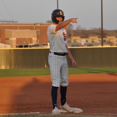 Seven Lakes High School c/o ‘24 🟠 MIF/OF 🟠 Captain 🟠 6’0 165 lbs 🟠 4.15 GPA 🟠 Email: greathousemax2@gmail.com