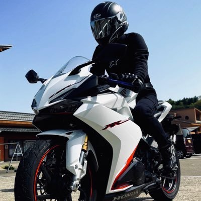 30歳(1994年式)/身長180.5cm/体重61kg/メガネ👓/人見知り∑(°口°๑)/仮面ライダー好き👍/スイーツ🍰激辛🔥好き/ラーメンは飲み物🍜/高身長夫婦/CBR250RR 2018→MT09 2022✨