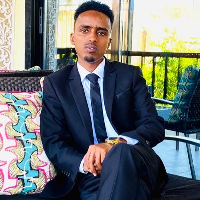 Adeege bulsho ahna hal-abuur ku maansooda afkiisa hooyo ee soomaaliga ahna xubin ku firfircoon arimaha dhalinyarada.
Jecel akhriska, qoraalka iyo dalxiiska.