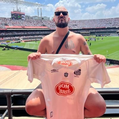 Apaixonado por cerveja, santista chato pra cacete, fale mal da minha família mas não fale mal do SANTOS FC.