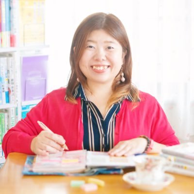 akika269's profile picture. ずぼら集客の極意と開運発信🌈めんどくさいが口癖だけど11事業運営。子ども0歳で起業→1ヶ月20教室全て🈵＆キャンセル待ち、2年で1400名の親子と関わる。大企業・県庁・県事業ほか多数講師。起業女性の会スピカル代表。あな吉手帳術15年。年700冊の読書好き。中3〜1歳の4児子育て奮闘中👦🏻👧🏻🧒🏻👶🏻