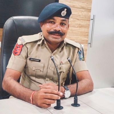 अचानक नही होता, किसी को छोड़ने का मन...
बहुत दिनों से, कोशिश रहती हैं....!🙏!