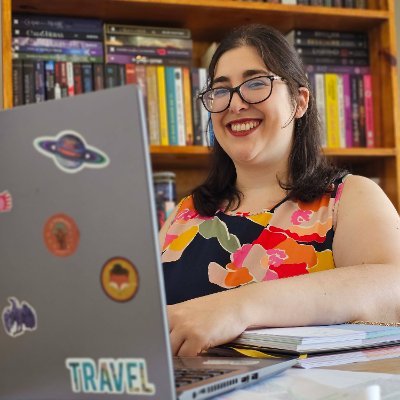 Lectora apasionada de (casi) todo lo que se cruce en mi camino📚Editora 24/7. Peligrosamente competitiva en los juegos de mesa.