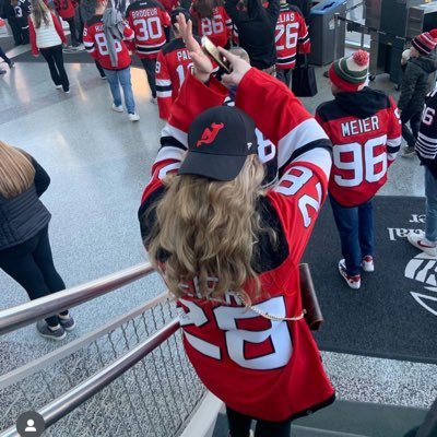 Hockey Enthusiast. 😈 Szn Ticketholder. Die Hard Bama Fan🐘 . World Traveler. Overzealous Emoji User. She/Her.