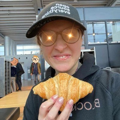 🧡 #Bitcoin | 💍Wife of @RomanReher| ▶️Content Creator for @blocktrainer| 
🧸Ring of Fur member |⚡
bitcointrifftdebbi@ln.tips |
🤓RealMe @DebBitcoin |