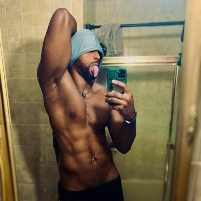 Fitness freak 🏋🏾 Stripper 🌹 Body positivity 💕 Freak😜 Fun 🎉 I’m always naked lol 😘