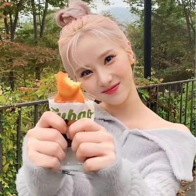 . . frequently lauded for her dainty frame and youthful countenance, adorned by her charming and merry disposition, Eunha 𝙙𝙚 Jung. on ts.