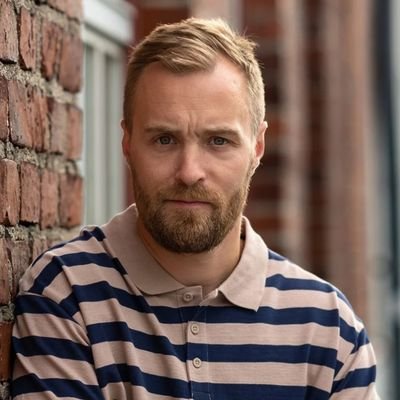 Automekaanikko, pääluottamusmies.
Vantaalainen isä neljälle.
Kunta- ja aluevaltuutettu.
Demari🌹