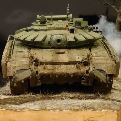戦車模型が好きです。Pz.Zug.65(@1945)製作中、冬季迷彩に擬装を付けてジオラマに…。