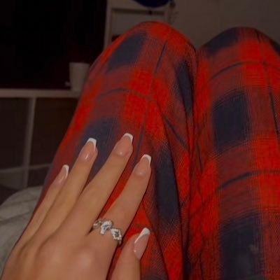 I sell foot pictures. If you are interested, please dm me. Payment only via Paypal 😉