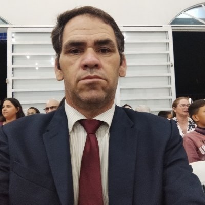 Sou cristão evangélico, pai de uma moça, toco meu violão pra louvar ao meu Senhor e gosto de jornalismo sonho em ser jornalista um dia e gosto de rádio.