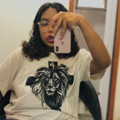 thoughts2614's profile picture. apenas eu é os meus pensamentos diários ✨ Junto  dos meus livros 🤍