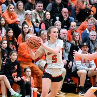 2025 | 5’9 Combo Guard 🏀 | Libertyville High school | Wolverinas U17 AAU | @take_over_bball  https://t.co/zBS8oD65aX