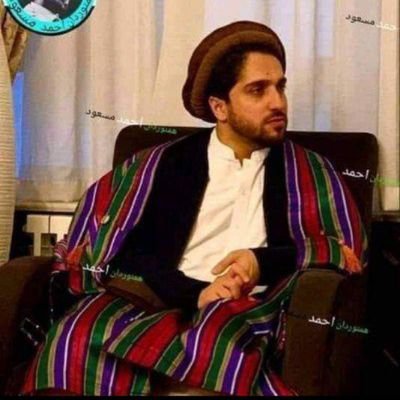 زمستان

سلامت را نمی خواهند پاسخ گفت

سرها در گریبان است.

کسی سر بر نیارد کرد پاسخ گفتن و دیدار یاران را نگه جز پیش پا را دید نتواند

که ره تاریک و لغزان است.