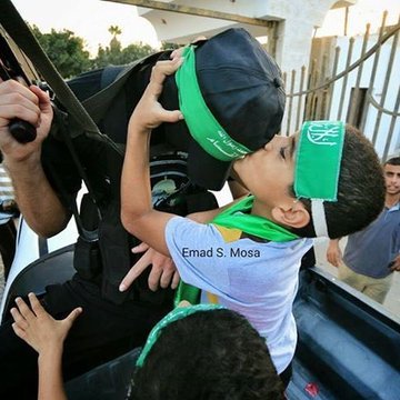 عبدٌ للهِ وحده، غريبٌ عن الزحام، يُخطيء أحياناً ويتوب، مُذنب غير مُستكبِر، يتخذ الشيطانَ عدوّاً، يبتغي جنة الله الكريم.. وطبيب يشهدُ التوحيد والرسالة.