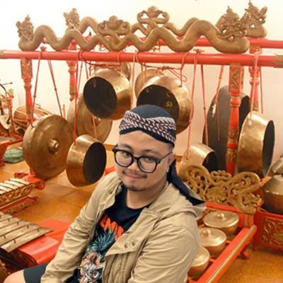 rudolphvnstrohm's profile picture. Chum itu Fum!
