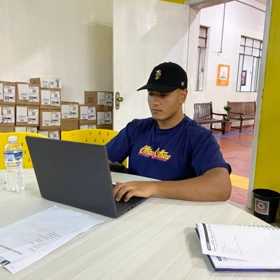 DevUrias's profile picture. Software developer since 2020