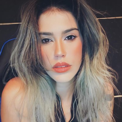 Cantora, Compositora, Streamer, Ex-vocalista da Banda Agnela e agora em Carreira Solo.