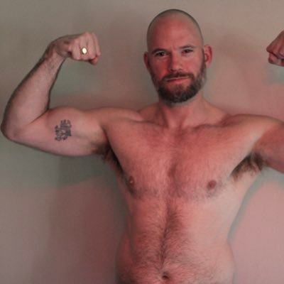 Supportive muscle dad here to make you feel good and get off. Gym, massage, cum. Weekly massage and collabs plus solo and throwback scenes. No PPV he/him 18+