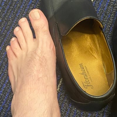 Follow me if you love feet. Finally came out with my foot love ❤️ Bi-male with a hot dad bod. Shoe size 11US.