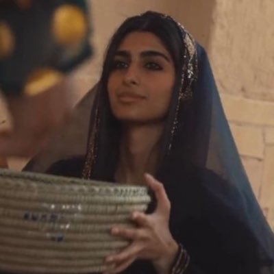 ام ، معلمة ، مثل حبّة قمحٍ شُجاعة.. تحلمُ أن تصيرَ حَقلاً.