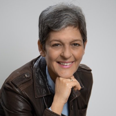 Journaliste.
Autrice