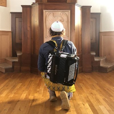 Playing accordion since few years i love to bring music directly to the people. 
Often on the road, my next project include music, poetry, painting and crafting