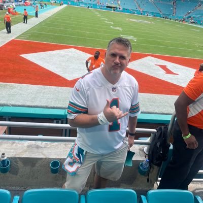 #FinsUp Miami Hurricanes✋🏽🤚🏽#FightingFish #HeatCulture #TimeToHunt WWE/AEW, Love music #HairNation bands, I Love, Love ❤️ funny memes and the gym 💪🏽🤙🏽