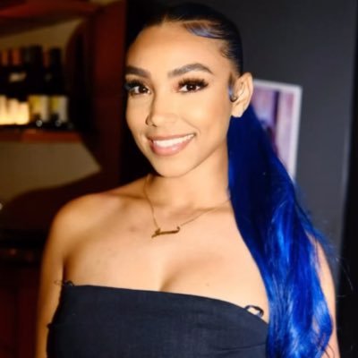 bookwithjay's profile picture. 