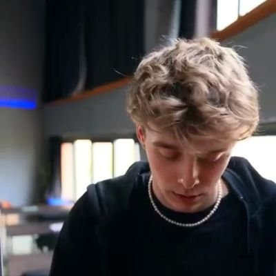 lovelycruly's profile picture. یه خسته تنها و کمی هم فرفری 🏳️‍🌈