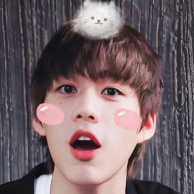 pp's :3 smile while waving with both his smol hands, in a funny