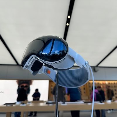 Indie visionOS dev. Hobby account for ᯅ. This account posts and reposts particularly important things about Apple Vision Pro and visionOS development.