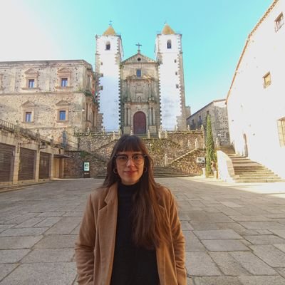 Manchega. Profesora de Derecho Constitucional en @UEXDerecho @infouex. Investigo sobre municipalismo, ruralidad, personas mayores y entidades locales 🌳