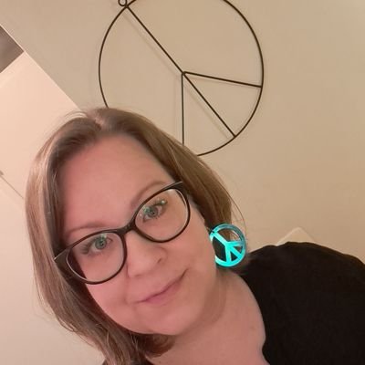 Sote-alan ammattilainen. Ihmisistä ja elämänpoluista kiinnostunut ihmettelijä.
Human rights, mental health, languages.