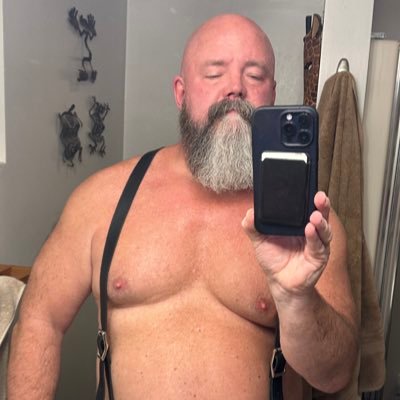 🏳️‍🌈6’1” 280 Beefy Daddy Bear north of Boston. #Cubs, #bourbon, #boots #jockstraps #bearded #cigar #bear #daddy #gay #gaybear #cigardaddy 18+