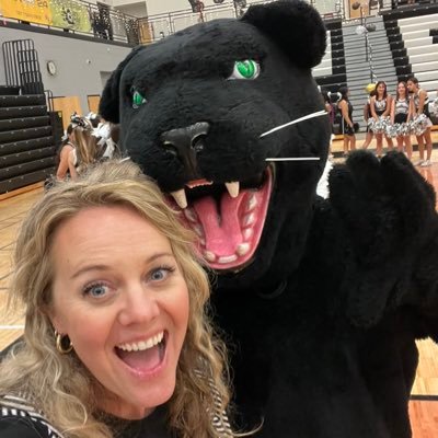 Wife, momma, nerd, and principal of @WestottawaHS. #gowo 🖤🤍
