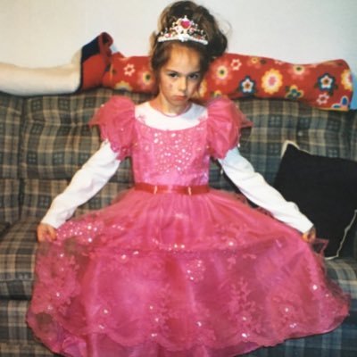 sachsta's profile picture. 28 | Pro Oxford comma.