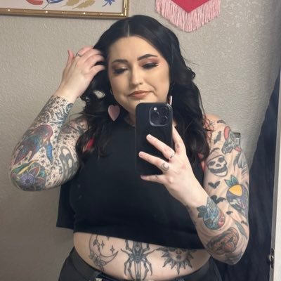 xcosmicmoon's profile picture. ✨Corporate Girly✨ Lover of wrestling , all things spooky and Beyoncé.