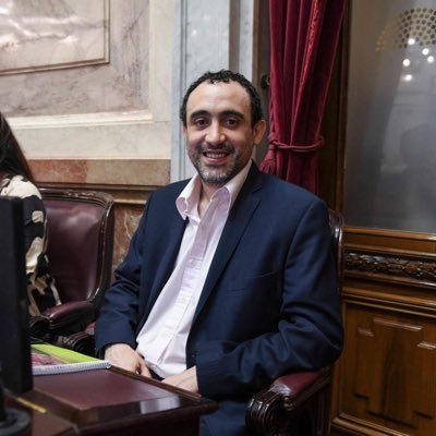 Senador Nacional de Santa Cruz. Intendente de Las Heras 2015-2019/2019-2023. Abogado. 39 años. Fundador del MOVERE.