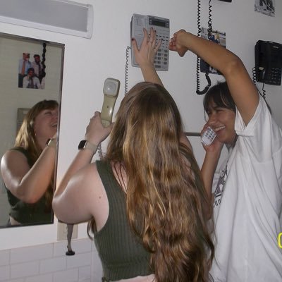 howlsgoo's profile picture. certified swiftie, gleek, troll anthropologist, and amateur firefighter