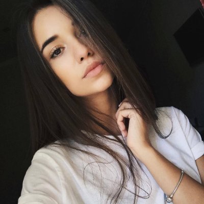 Eres la respuesta a todas mis plegarias: eres una canción, un sueño, un susurro.