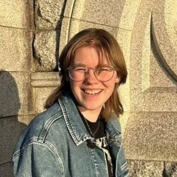 elysemac33's profile picture. 