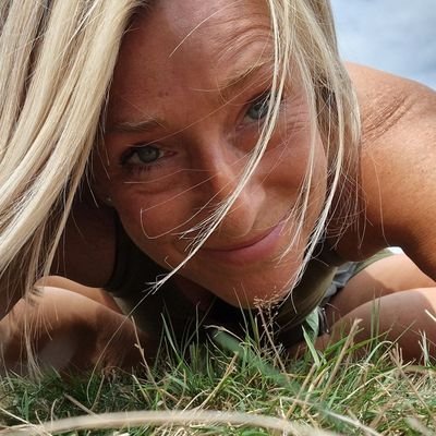 Wijkverpleegkundige, Hondenslaaf van de 2 meest luie honden ooit , natuur en rockpainting.
Geluk is ook niet alles.