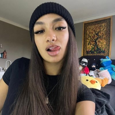 new to this 😩.. add my insta @itsleaahhhh