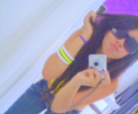 Tenho quase 18. Odeio chocolete branco e gente metida. Tenho muuuuuuuuuitos amigos. :*